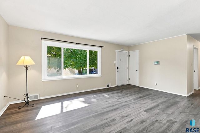 817 S Foster Ave Avenue, Sioux Falls, SD 57103