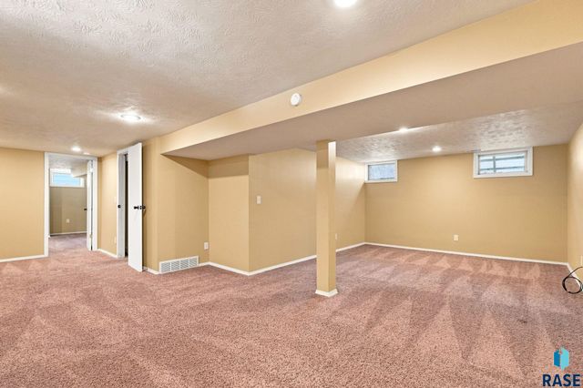 817 S Foster Ave Avenue, Sioux Falls, SD 57103