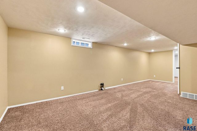 817 S Foster Ave Avenue, Sioux Falls, SD 57103