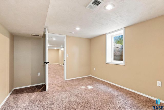 817 S Foster Ave Avenue, Sioux Falls, SD 57103