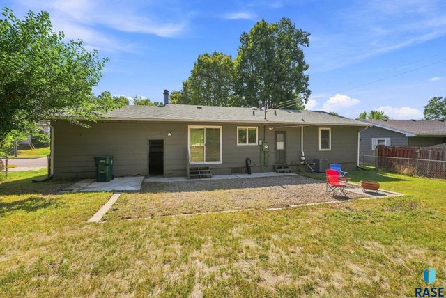 817 S Foster Ave Avenue, Sioux Falls, SD 57103