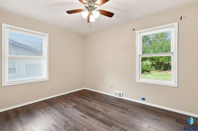 817 S Foster Ave Avenue, Sioux Falls, SD 57103