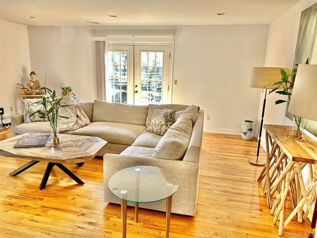 37 Hickory A, Port Washington, NY 11050
