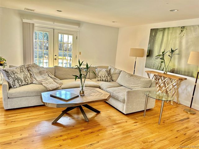 37 Hickory A, Port Washington, NY 11050