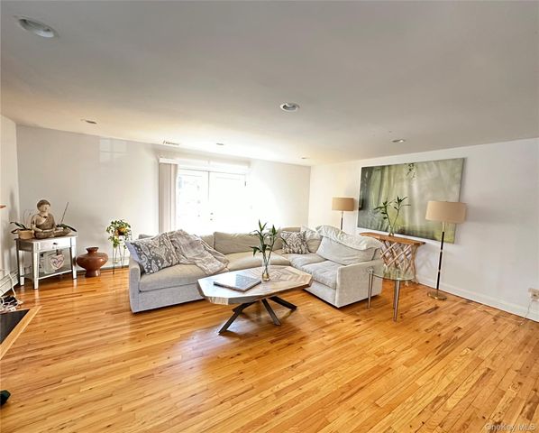37 Hickory A, Port Washington, NY 11050