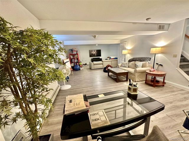 37 Hickory A, Port Washington, NY 11050