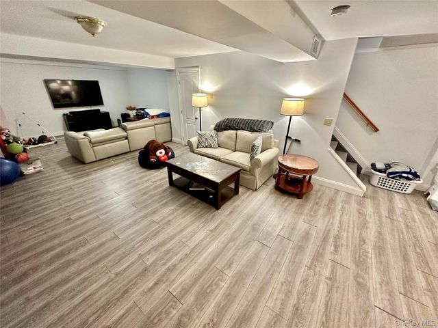 37 Hickory A, Port Washington, NY 11050
