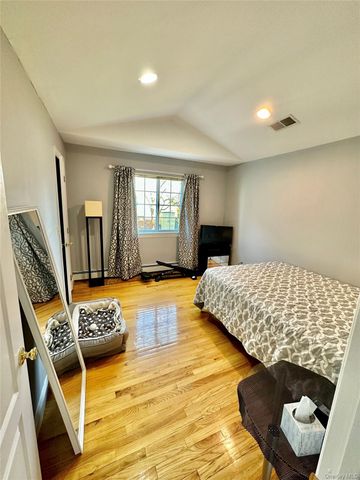37 Hickory A, Port Washington, NY 11050