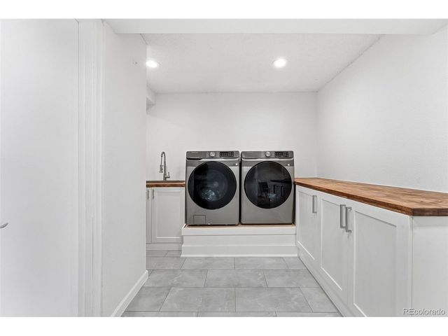 10668 W Peakview Dr, Littleton, CO 80127