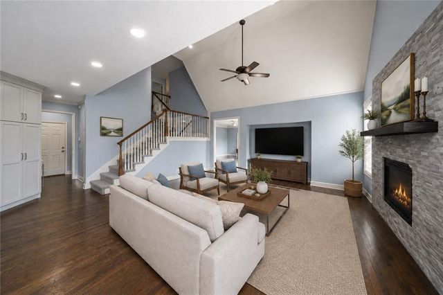 725 SW Winterwalk Lane, Lee's Summit, MO 64081