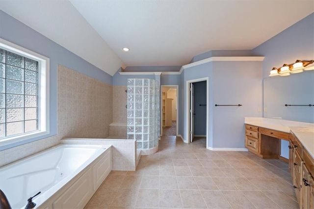725 SW Winterwalk Lane, Lee's Summit, MO 64081