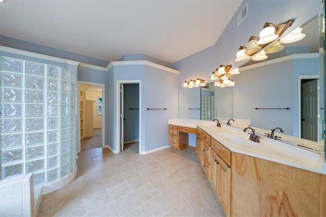 725 SW Winterwalk Lane, Lee's Summit, MO 64081