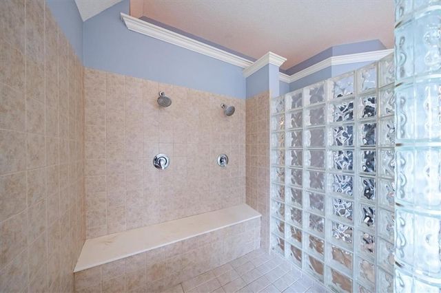 725 SW Winterwalk Lane, Lee's Summit, MO 64081