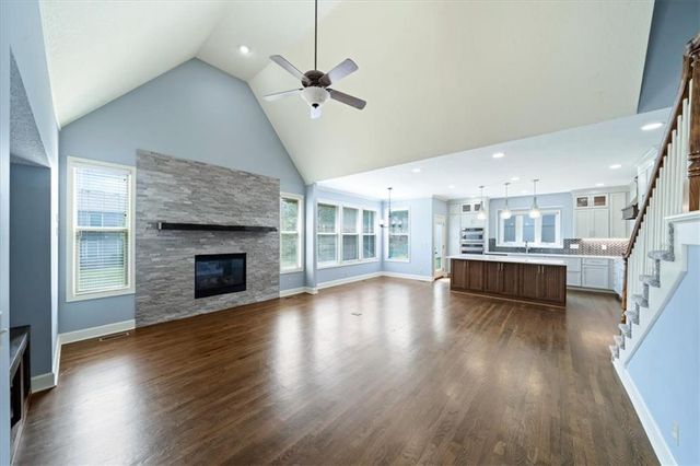 725 SW Winterwalk Lane, Lee's Summit, MO 64081