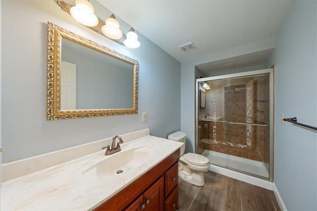 725 SW Winterwalk Lane, Lee's Summit, MO 64081