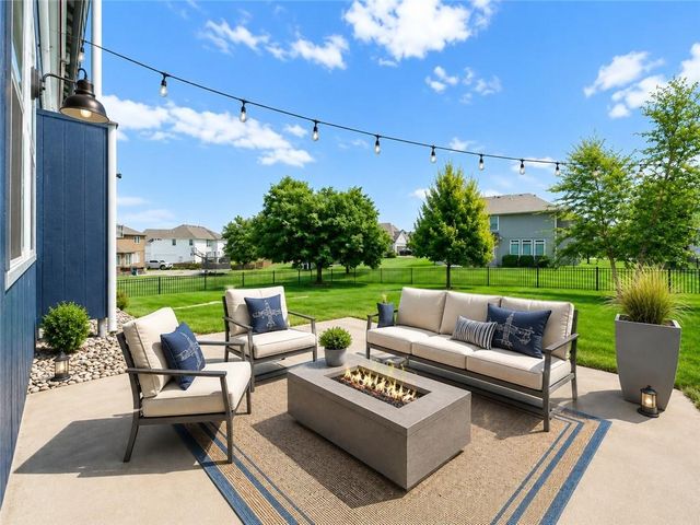 725 SW Winterwalk Lane, Lee's Summit, MO 64081