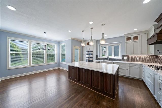 725 SW Winterwalk Lane, Lee's Summit, MO 64081