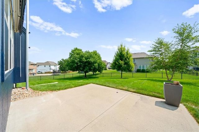 725 SW Winterwalk Lane, Lee's Summit, MO 64081