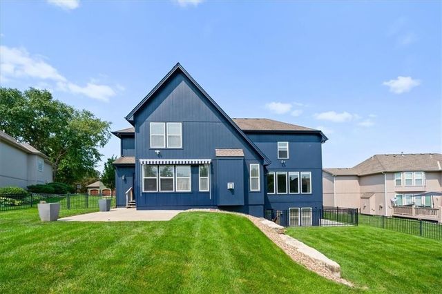 725 SW Winterwalk Lane, Lee's Summit, MO 64081