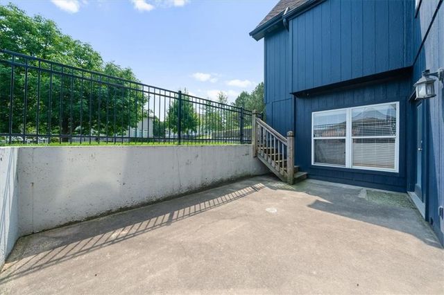 725 SW Winterwalk Lane, Lee's Summit, MO 64081