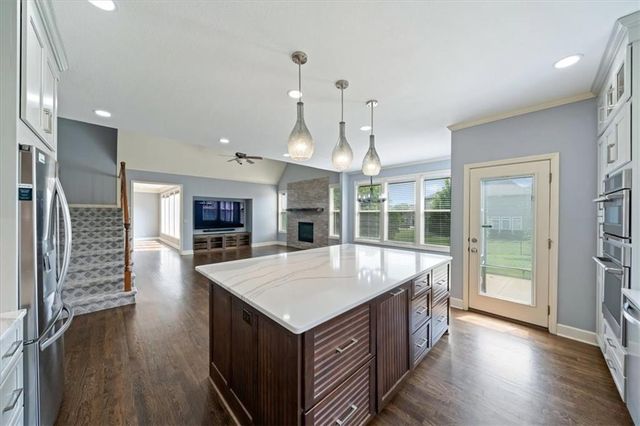 725 SW Winterwalk Lane, Lee's Summit, MO 64081