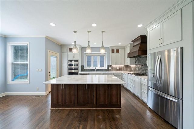 725 SW Winterwalk Lane, Lee's Summit, MO 64081