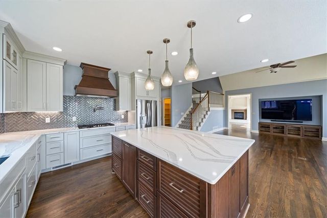 725 SW Winterwalk Lane, Lee's Summit, MO 64081