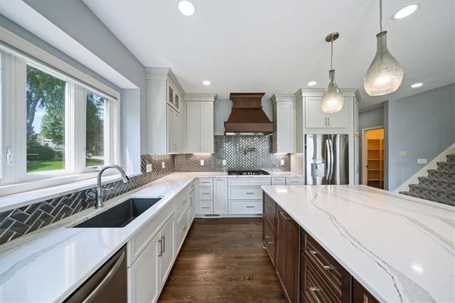 725 SW Winterwalk Lane, Lee's Summit, MO 64081