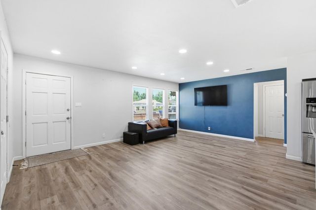 1630 N Delno Avenue, Fresno, CA 93705
