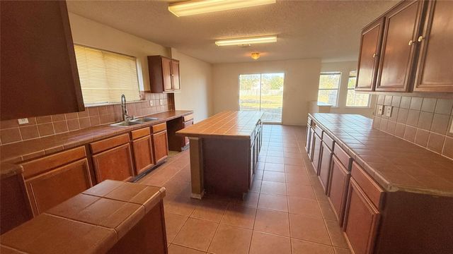 7105 Lake Roberts Way, Arlington, TX 76002