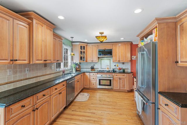 10 Old Route 25A, Northport, NY 11768