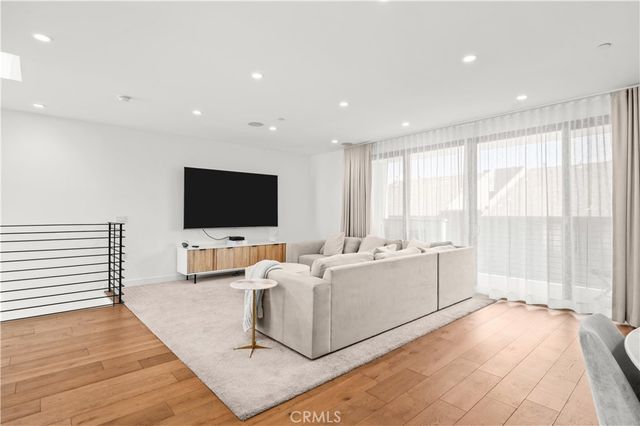 971 N Starlight Court, Los Angeles, CA 90029