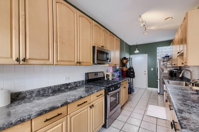 4419 N Whipple Street 3B, Chicago, IL 60625