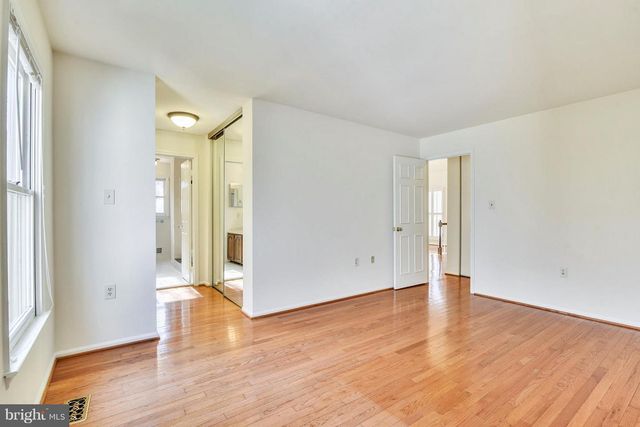 3023 OAKTON MEADOWS CT, Oakton, VA 22124