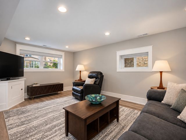 5534 N Linder Avenue, Chicago, IL 60630