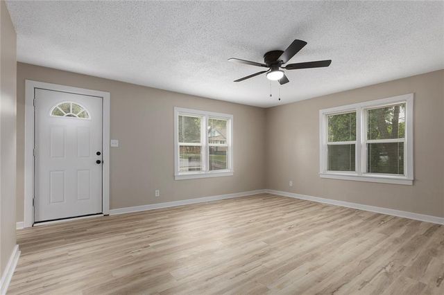 1400 E Hayward Avenue, Independence, MO 64050