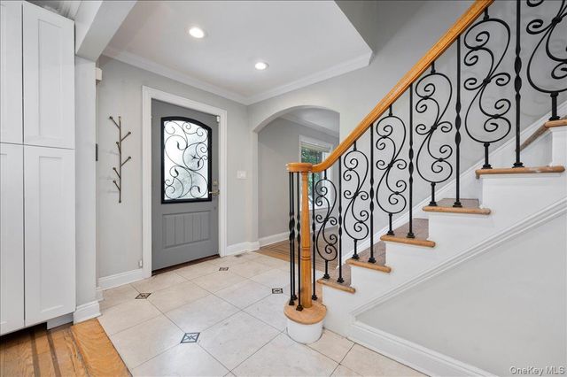 18 Pond Park Road, Great Neck, NY 11023