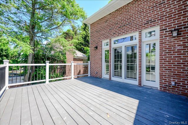 18 Pond Park Road, Great Neck, NY 11023