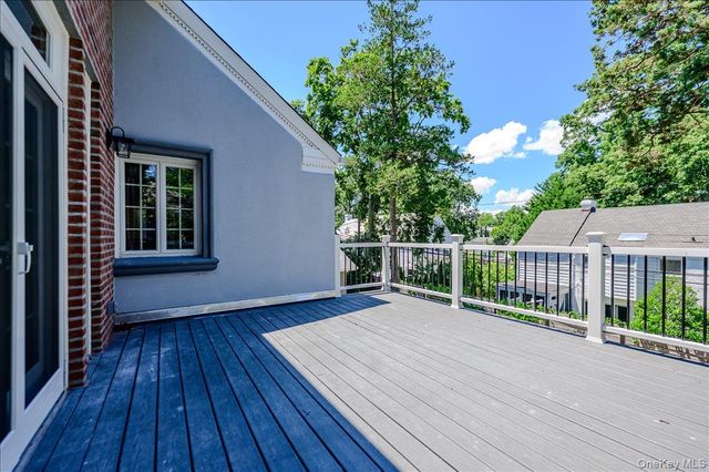 18 Pond Park Road, Great Neck, NY 11023