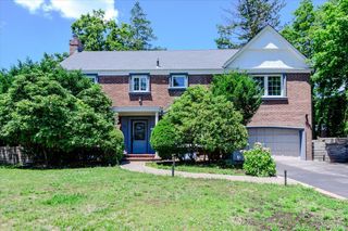 18 Pond Park Road, Great Neck, NY 11023
