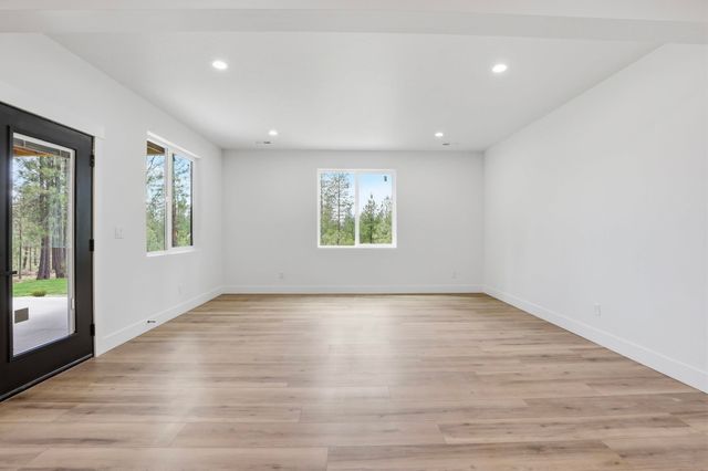 6703 E Elk Chattaroy Rd, Chattaroy, WA 99003