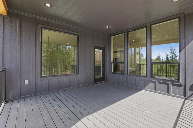 6703 E Elk Chattaroy Rd, Chattaroy, WA 99003