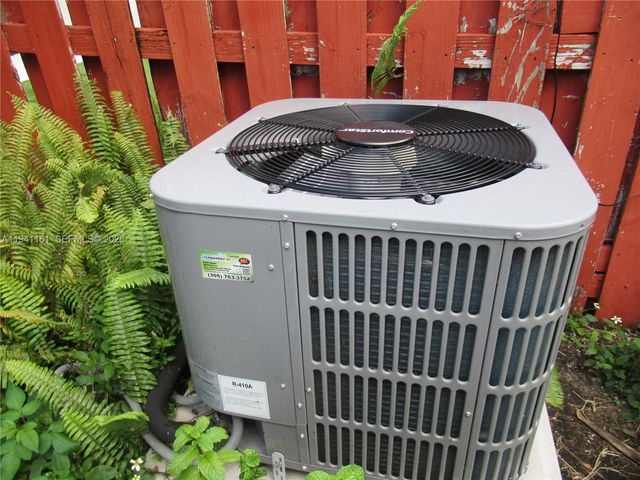 10332 NW 3rd St, Pembroke Pines, FL 33026