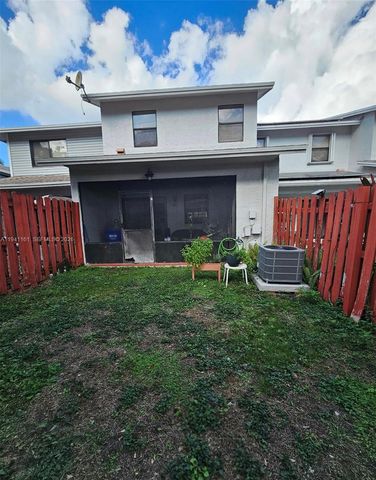 10332 NW 3rd St, Pembroke Pines, FL 33026