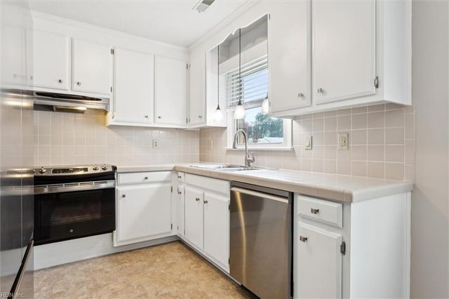 2855 Cypress Crest LN, Hayes, VA 23072