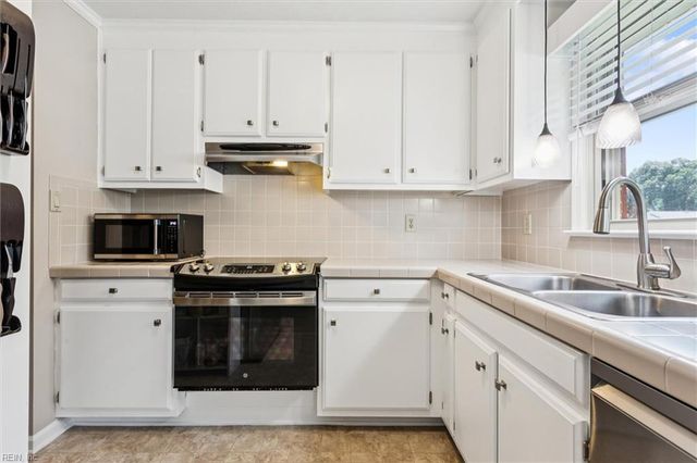 2855 Cypress Crest LN, Hayes, VA 23072