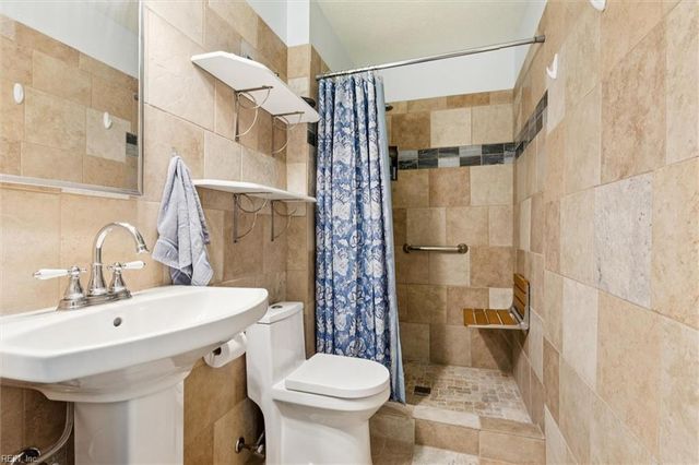 2855 Cypress Crest LN, Hayes, VA 23072