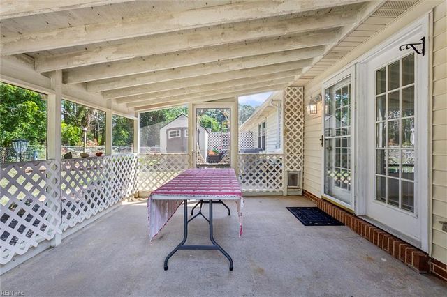 2855 Cypress Crest LN, Hayes, VA 23072