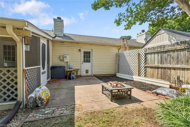 2855 Cypress Crest LN, Hayes, VA 23072
