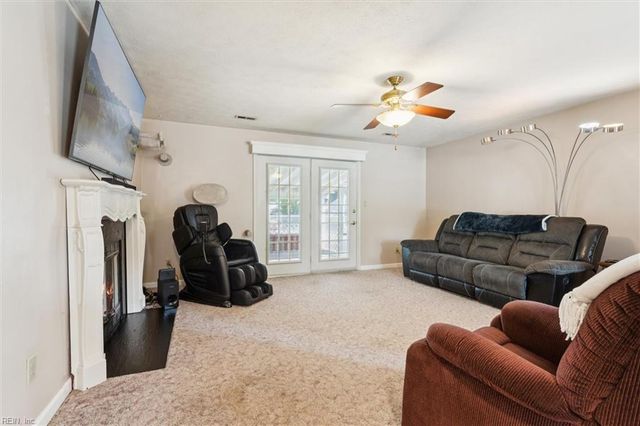 2855 Cypress Crest LN, Hayes, VA 23072
